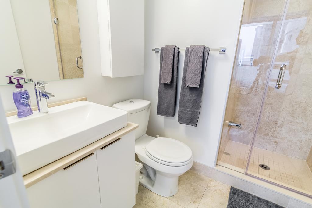 Aoc Suites - Two Bedroom Condo - City/Cn Tower View Торонто Экстерьер фото
