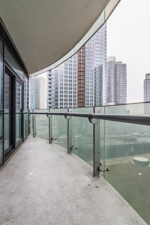 Aoc Suites - Two Bedroom Condo - City/Cn Tower View Торонто Экстерьер фото