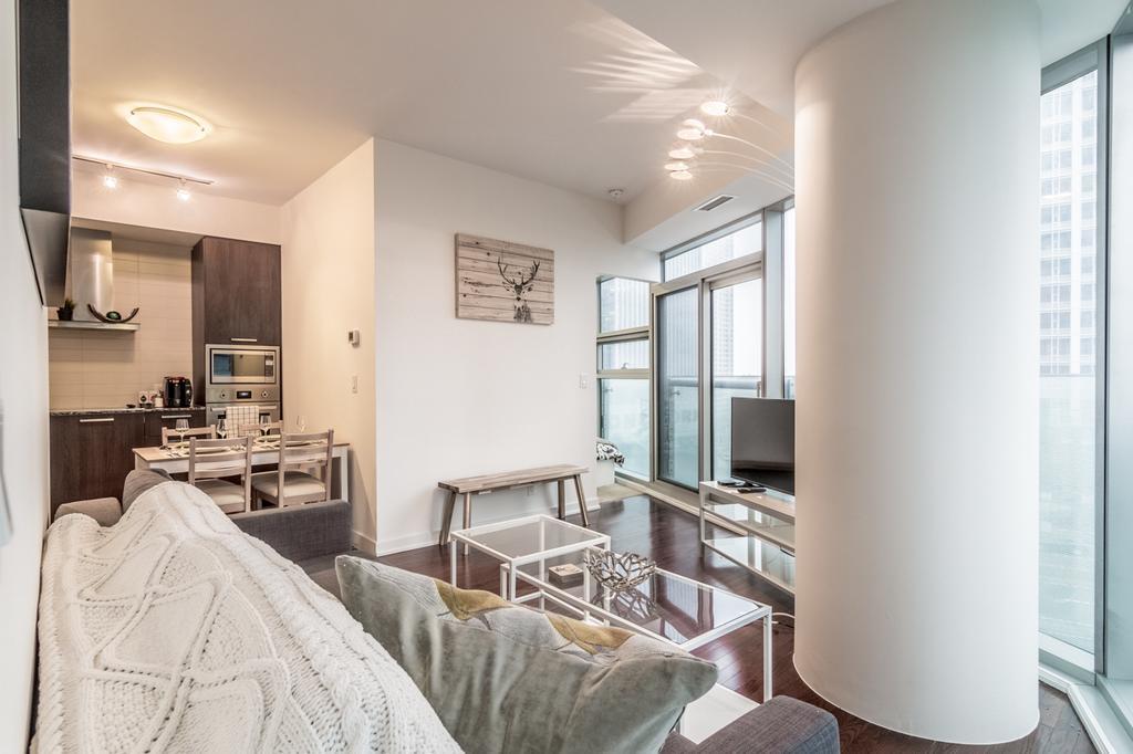 Aoc Suites - Two Bedroom Condo - City/Cn Tower View Торонто Экстерьер фото