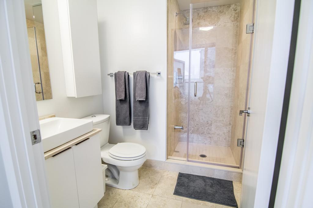Aoc Suites - Two Bedroom Condo - City/Cn Tower View Торонто Экстерьер фото