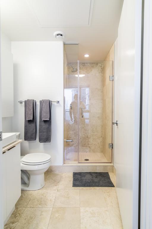 Aoc Suites - Two Bedroom Condo - City/Cn Tower View Торонто Экстерьер фото