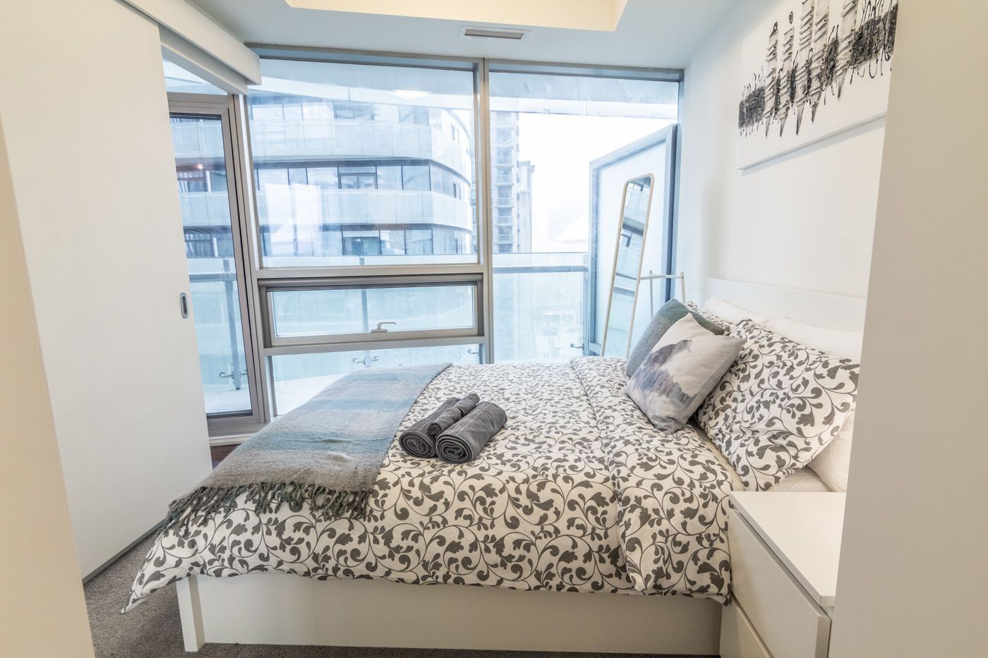 Aoc Suites - Two Bedroom Condo - City/Cn Tower View Торонто Экстерьер фото